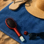 Brosse Plate Miss Monoi Cachette : L'accessoire malin pour la plage