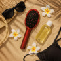 Brosse Plate Miss Monoi Cachette : L'accessoire malin pour la plage